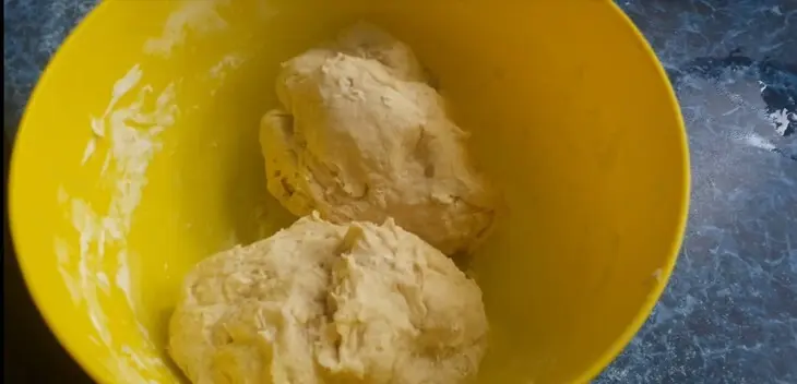 Две пиццы с колбасной и мясной начинкой: шаг 1
