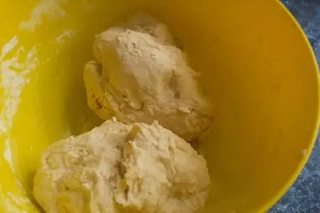 Две пиццы с колбасной и мясной начинкой: шаг 1