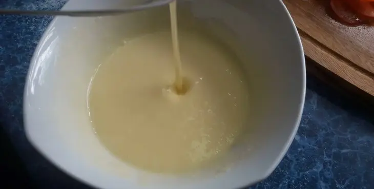 Две пиццы с колбасной и мясной начинкой: шаг 2