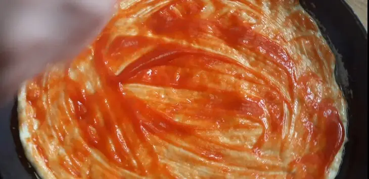 Две пиццы с колбасной и мясной начинкой: шаг 3