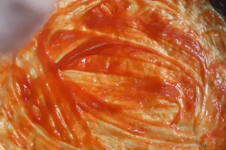 Две пиццы с колбасной и мясной начинкой: шаг 3