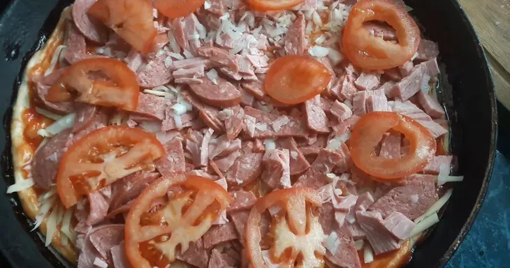 Две пиццы с колбасной и мясной начинкой: шаг 4