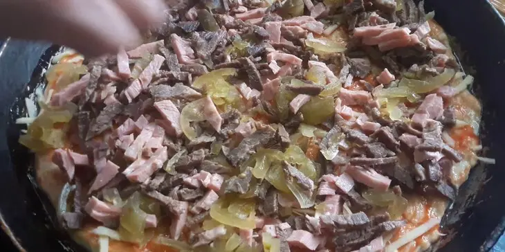 Две пиццы с колбасной и мясной начинкой: шаг 5