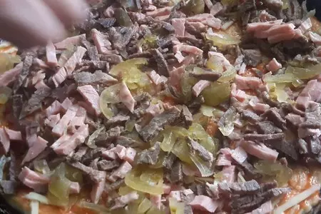 Две пиццы с колбасной и мясной начинкой: шаг 5