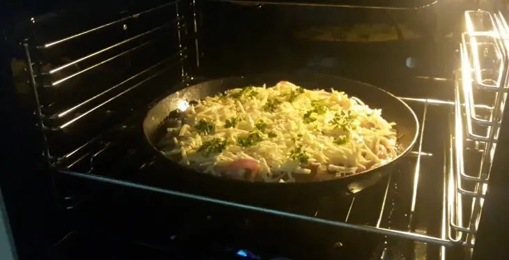 Две пиццы с колбасной и мясной начинкой: шаг 6