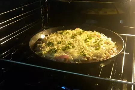Две пиццы с колбасной и мясной начинкой: шаг 6