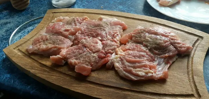 Очень аппетитные и вкусные куриные рулетики с начинкой: шаг 2