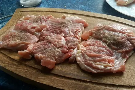 Очень аппетитные и вкусные куриные рулетики с начинкой: шаг 2