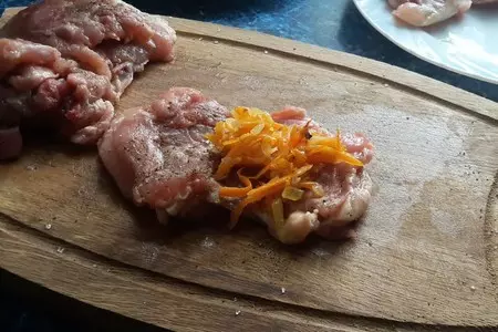 Очень аппетитные и вкусные куриные рулетики с начинкой: шаг 3