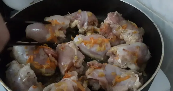 Очень аппетитные и вкусные куриные рулетики с начинкой: шаг 4