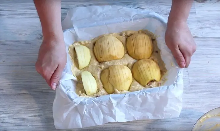 Немецкая яблочная шарлотка на кефире с яблоками: шаг 5