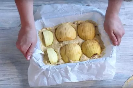Немецкая яблочная шарлотка на кефире с яблоками: шаг 5