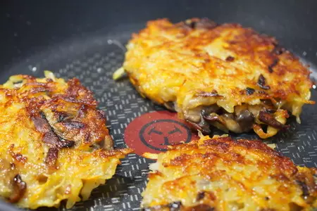 Постные картофельные драники с грибами: шаг 9