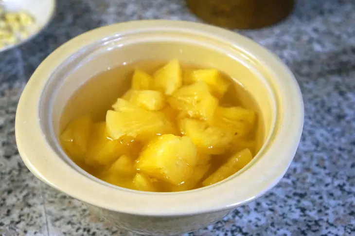 Свинина с шампиньонами и ананасом: шаг 4