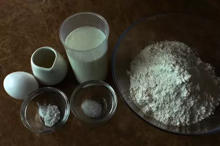 Тонкие пирожки с двумя начинками: шаг 1
