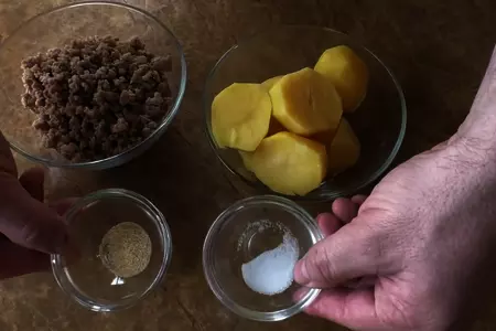 Тонкие пирожки с двумя начинками: шаг 3