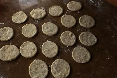 Тонкие пирожки с двумя начинками: шаг 4