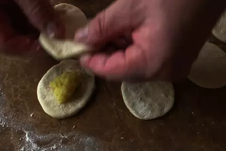 Тонкие пирожки с двумя начинками: шаг 5