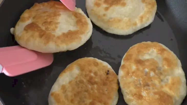 Тонкие пирожки с двумя начинками: шаг 6