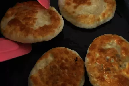 Тонкие пирожки с двумя начинками: шаг 6