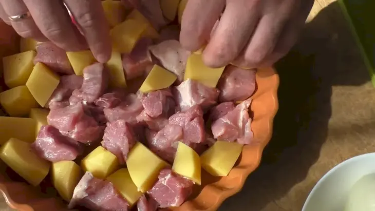 Картошка с мясом и луковыми рулетами: шаг 3