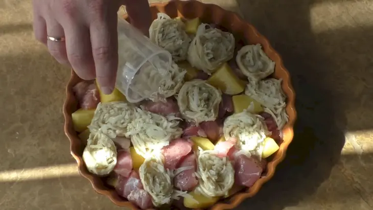 Картошка с мясом и луковыми рулетами: шаг 7