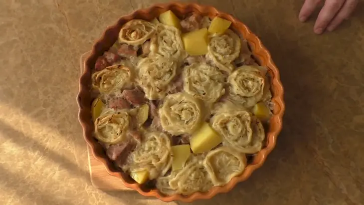 Картошка с мясом и луковыми рулетами: шаг 8