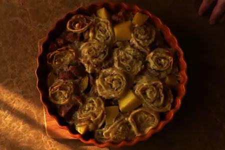 Картошка с мясом и луковыми рулетами: шаг 8