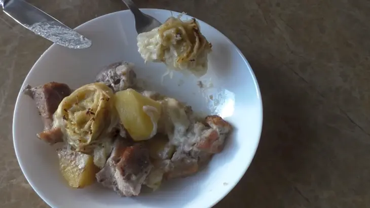 Картошка с мясом и луковыми рулетами: шаг 9