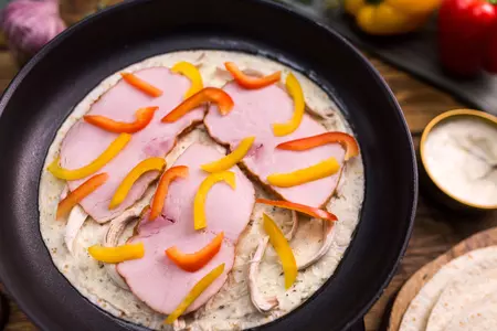 Сырная кесадилья с курицей и ветчиной: шаг 3