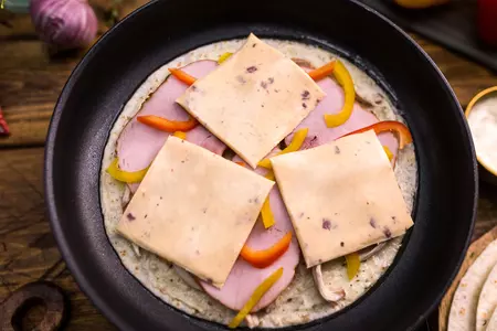 Сырная кесадилья с курицей и ветчиной: шаг 4