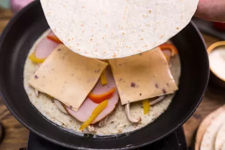 Сырная кесадилья с курицей и ветчиной: шаг 5