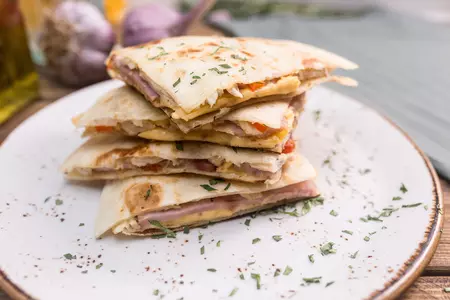 Сырная кесадилья с курицей и ветчиной: шаг 7