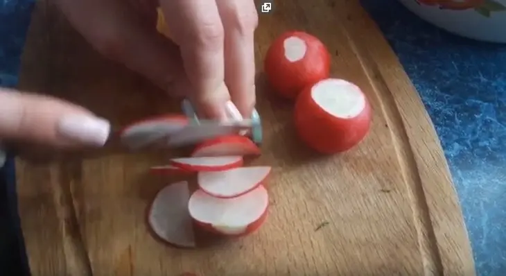 Весенний салат с редиской и черемшой: шаг 2