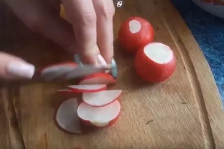 Весенний салат с редиской и черемшой: шаг 2