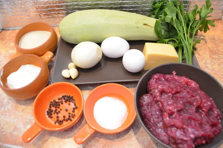 Говяжьи котлеты с кабачком и сыром.: шаг 1