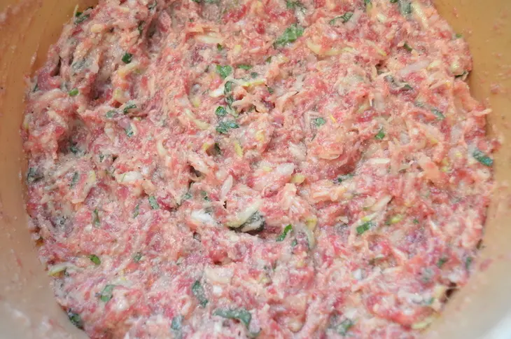 Говяжьи котлеты с кабачком и сыром.: шаг 3