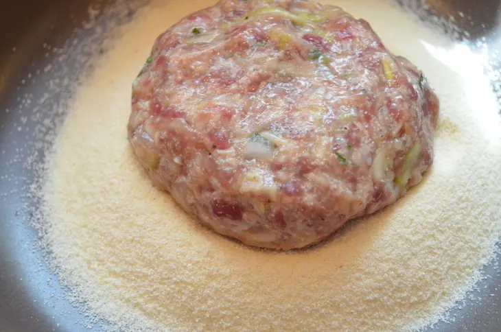 Говяжьи котлеты с кабачком и сыром.: шаг 4
