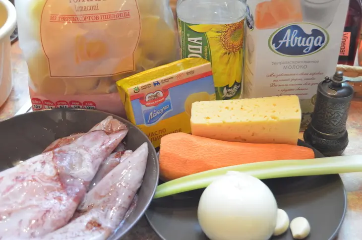 Ракушки, фаршированные жульеном из кальмаров.: шаг 1