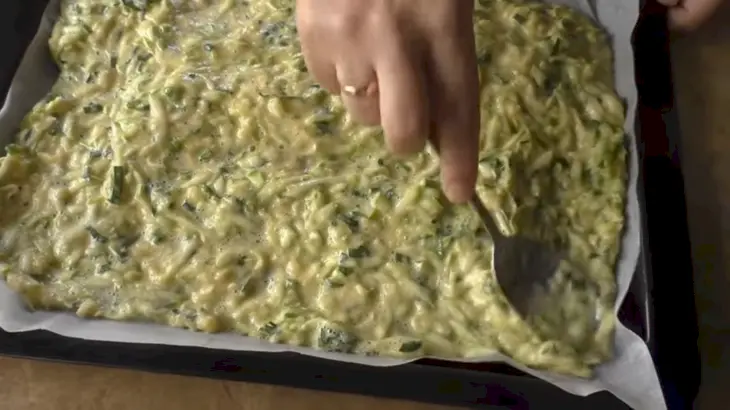 Кабачковый рулет с фаршем: шаг 3