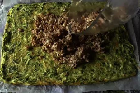 Кабачковый рулет с фаршем: шаг 6