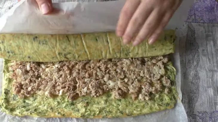 Кабачковый рулет с фаршем: шаг 7
