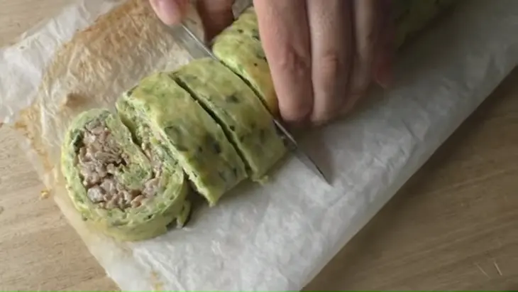 Кабачковый рулет с фаршем: шаг 8