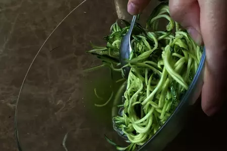 Кабачковые оладьи в корейском стиле: шаг 2