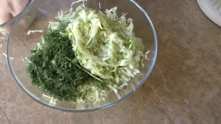 Заливной пирог с кабачком и капустой: шаг 5