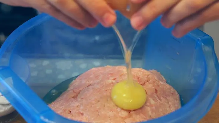 Куриные зразы с нежной начинкой: шаг 2