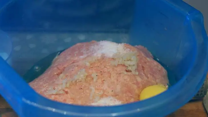 Куриные зразы с нежной начинкой: шаг 3