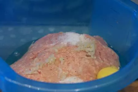 Куриные зразы с нежной начинкой: шаг 3