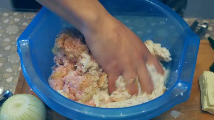 Куриные зразы с нежной начинкой: шаг 4