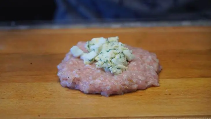 Куриные зразы с нежной начинкой: шаг 7